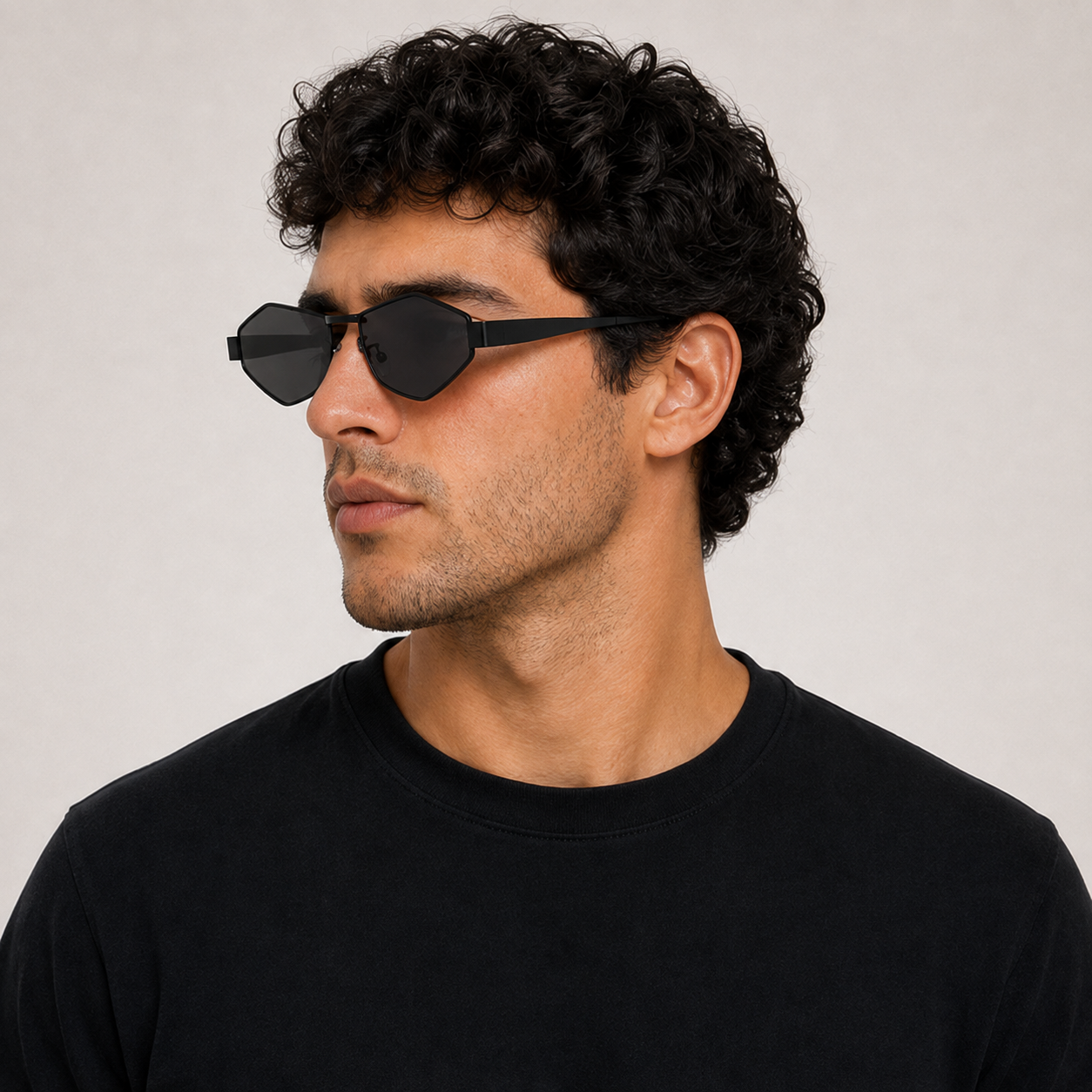 Lirium Negro Negro - modelo masculino en angulo