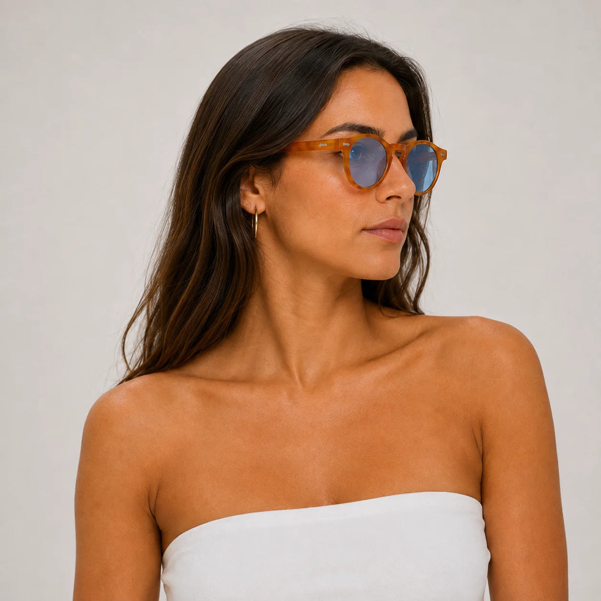Monaco Tortuga Azul - modelo femenino en angulo