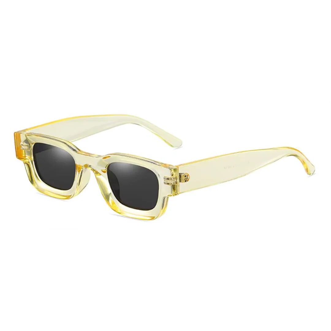 Paris Amarillo con lentes negras - vista en angulo
