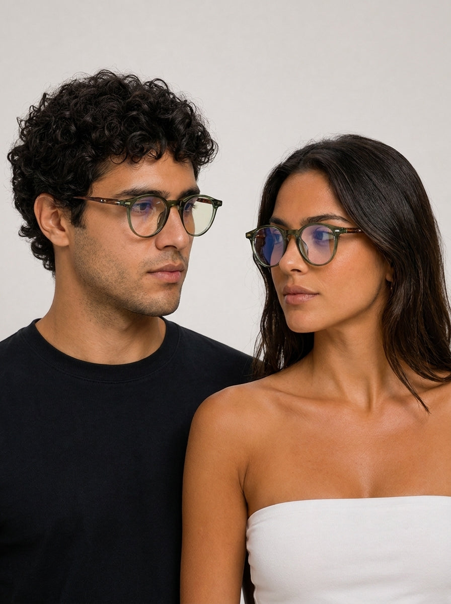 Pucon - pareja de modelos de perfil con lentes para luz azul