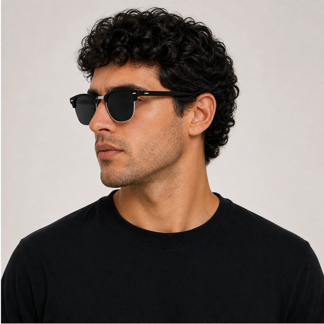 Solaris Cafe - modelo masculino en angulo