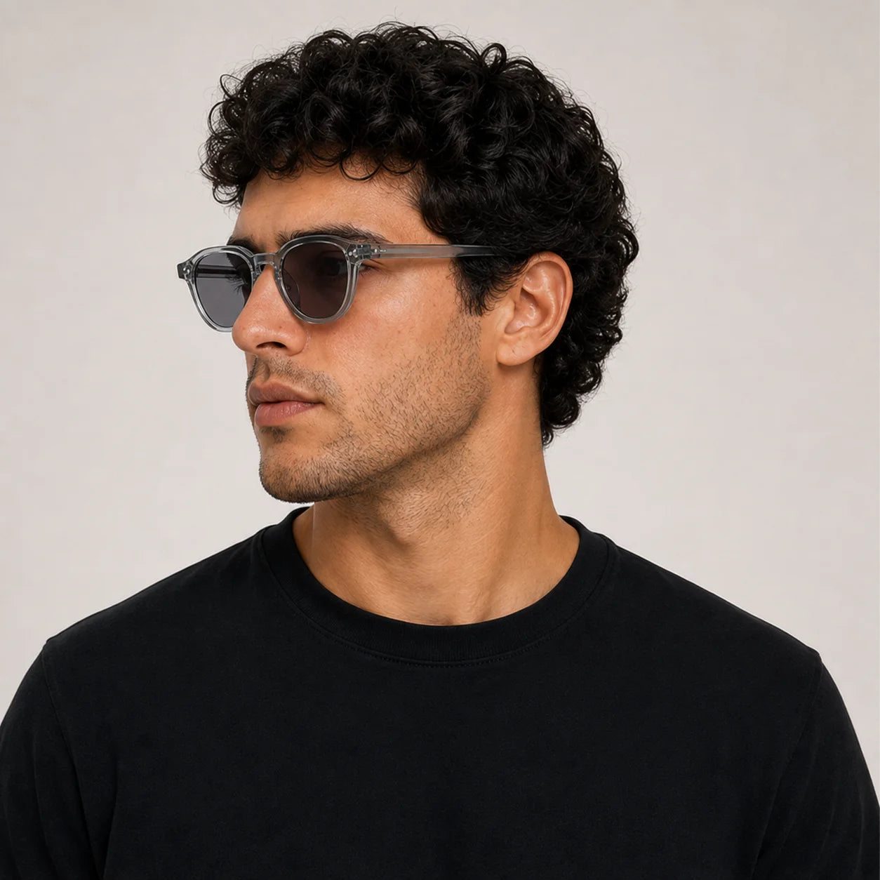 Orion Gris - modelo masculino en angulo