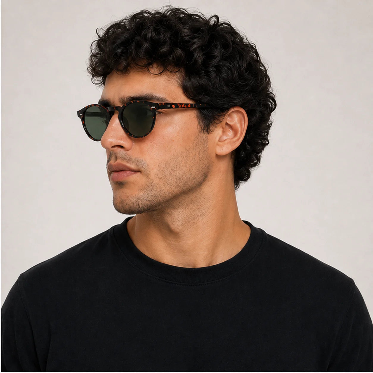 Ambar Negro Leopardo - modelo masculino en angulo