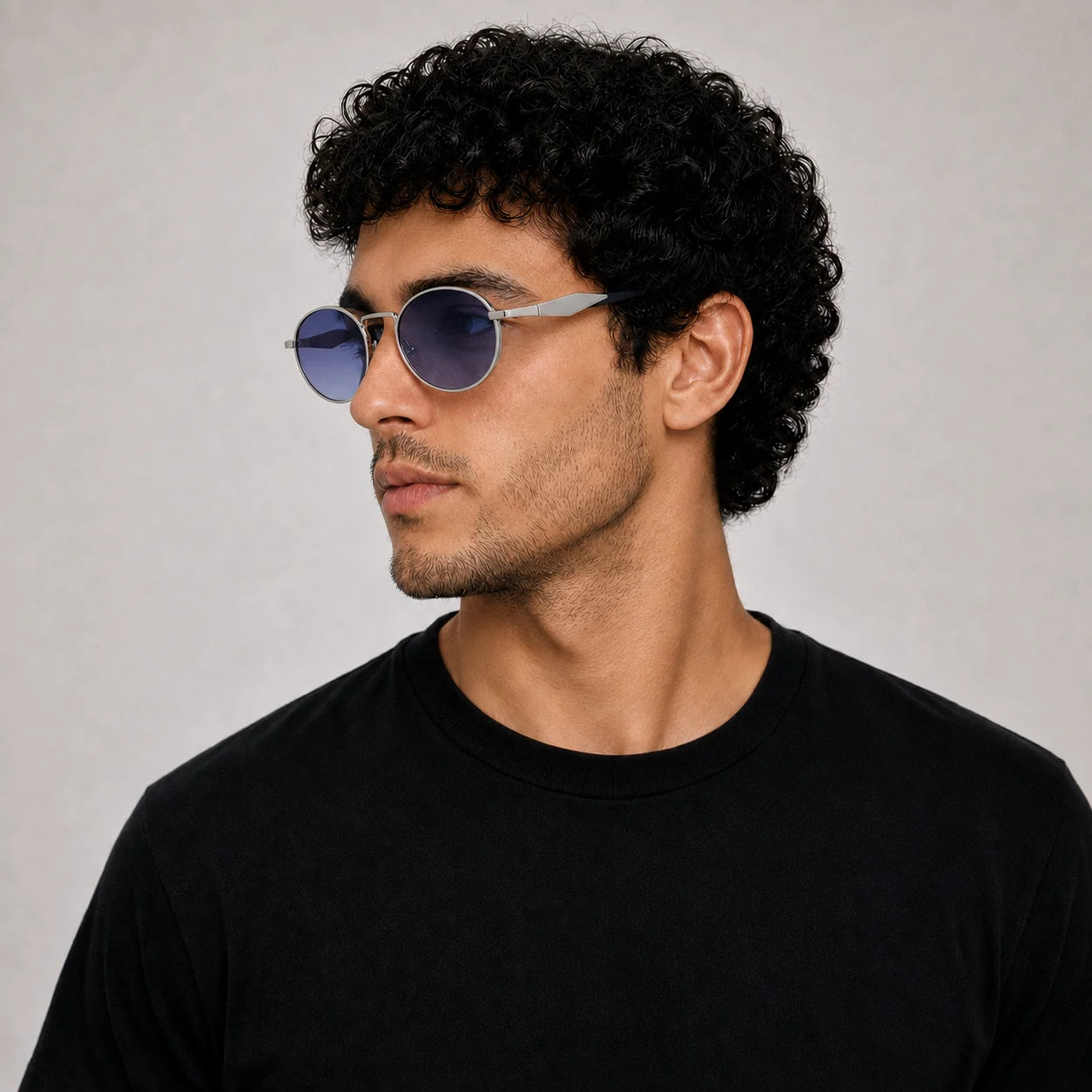 Aureum Plateado Degrade - modelo masculino en angulo