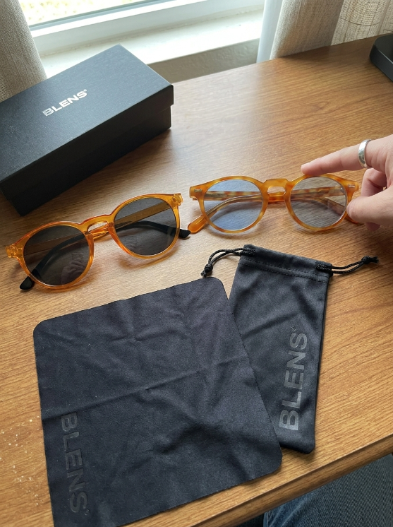 Cliente usando lentes BLENS