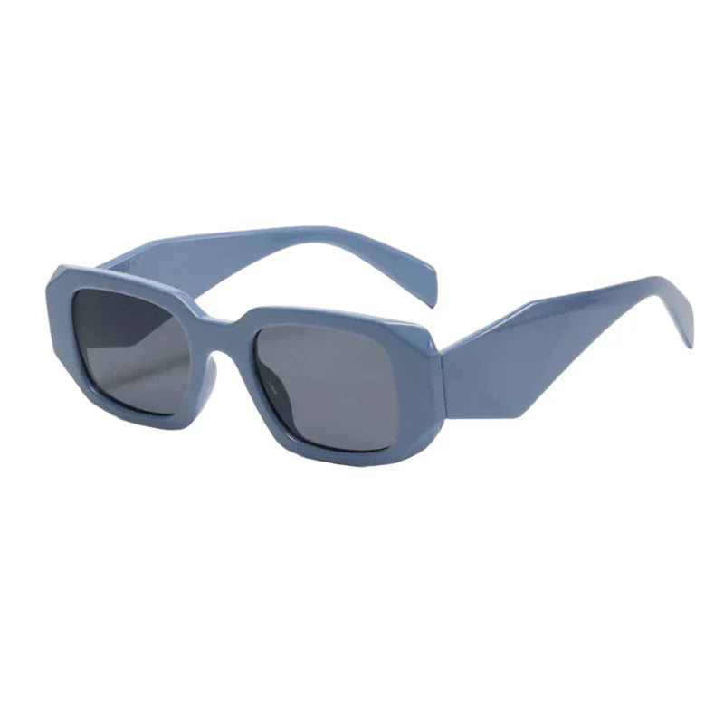 Budapest Azul con lentes oscuros - vista en angulo