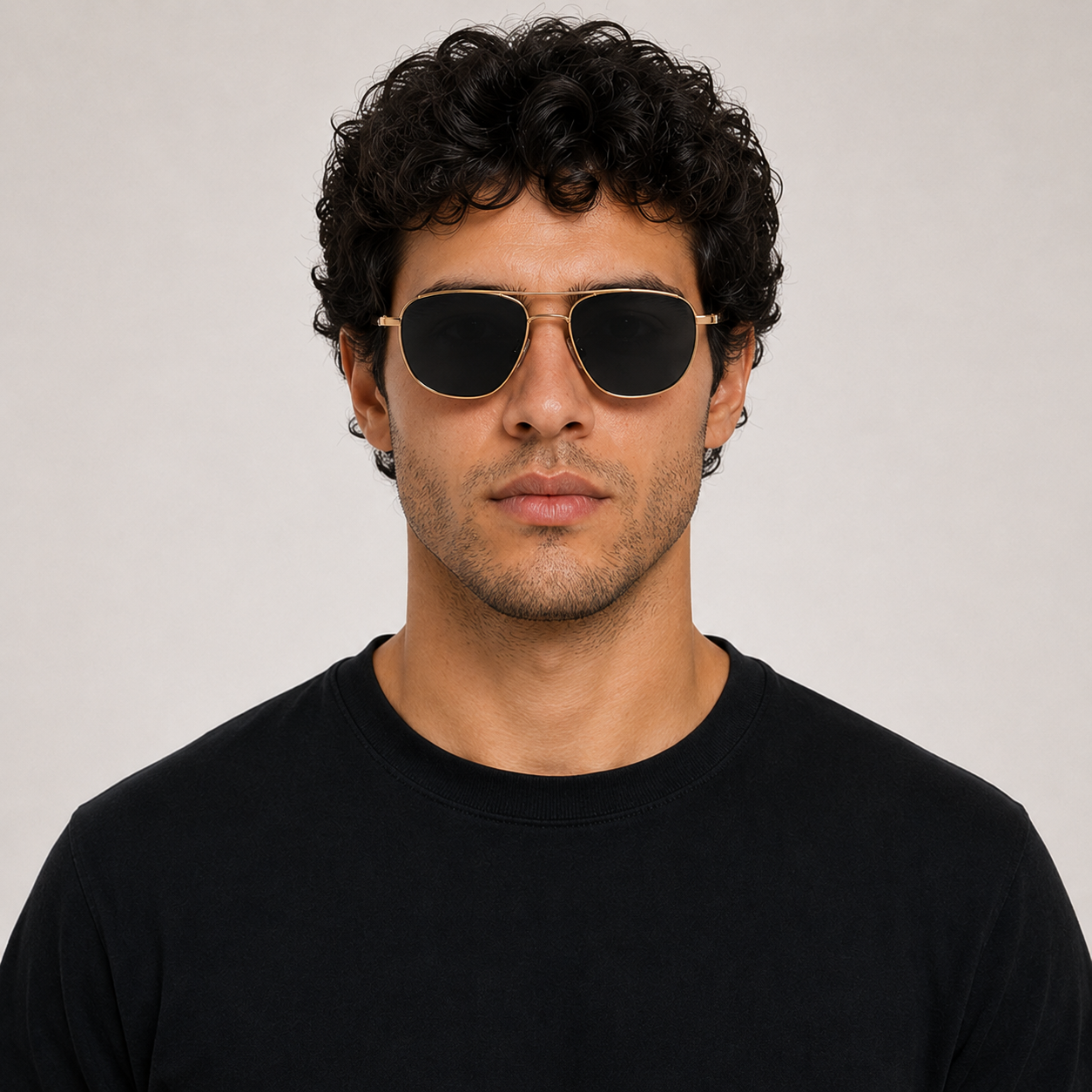 Cannes Dorado Negro - modelo masculino frontal