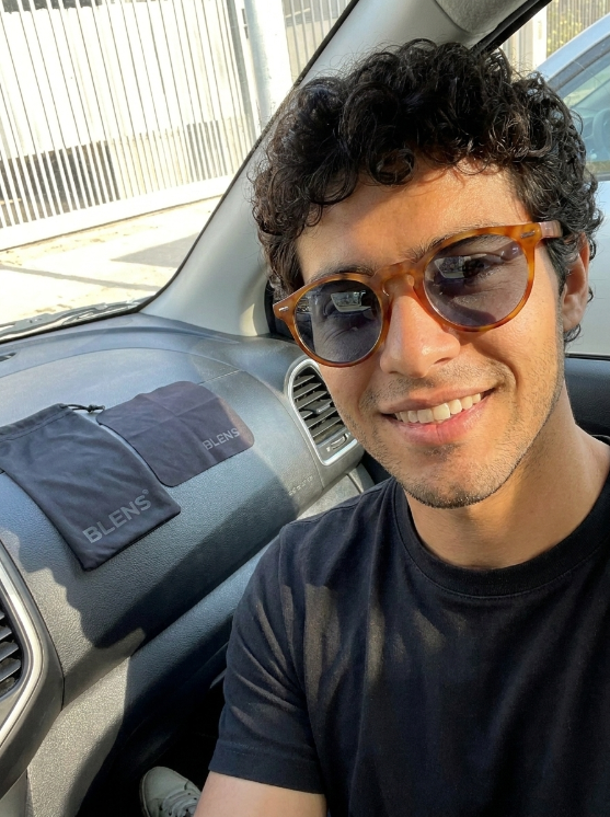 Cliente usando lentes BLENS