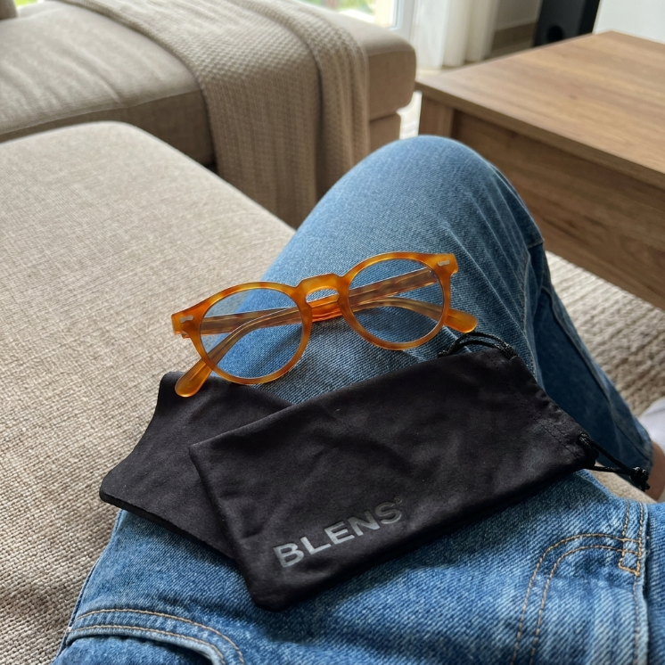 Cliente usando lentes BLENS