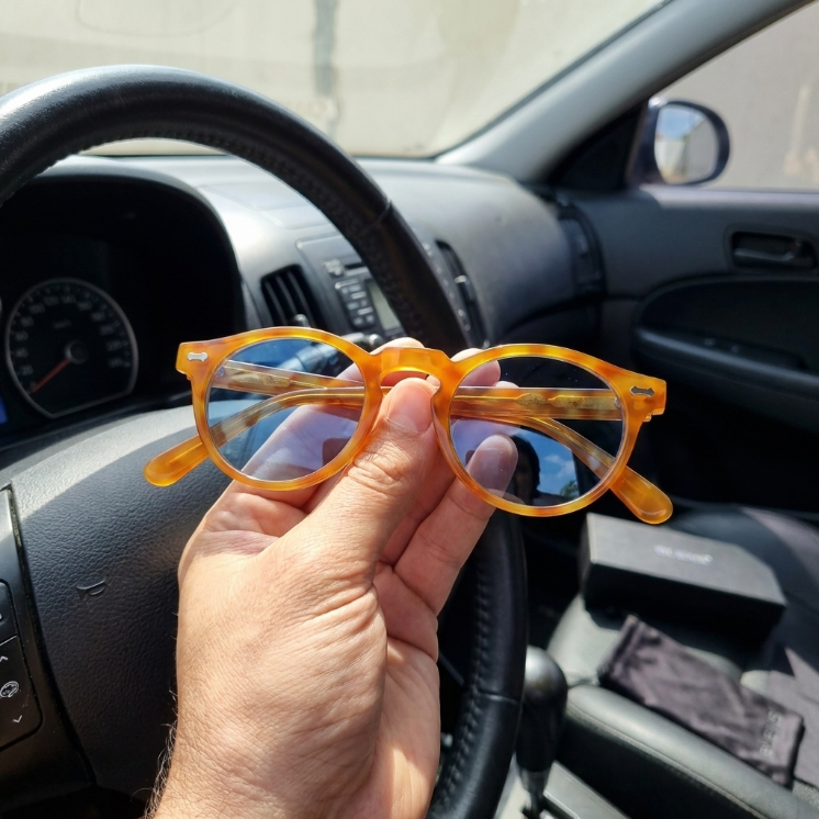 Cliente usando lentes BLENS