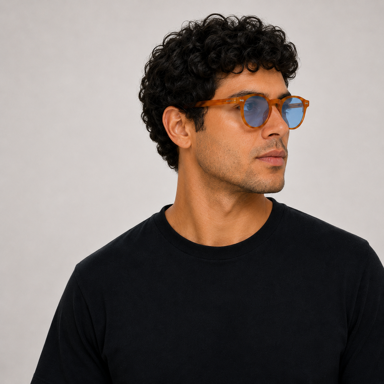 Monaco Tortuga Azul - modelo masculino en angulo