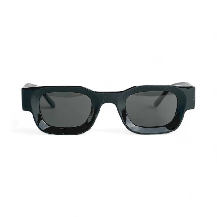 Paris Negro con lentes negras - vista frontal