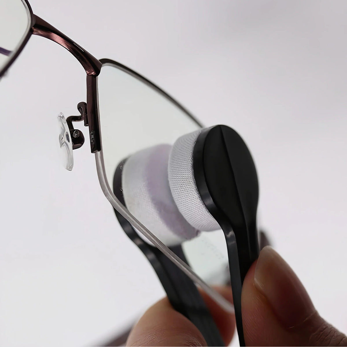Limpiador de Lentes Premium BLENS® en uso