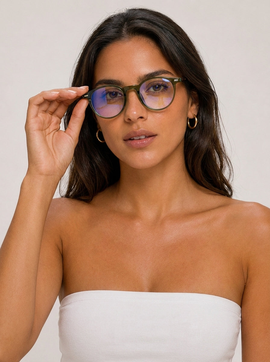 Pucon Verde - modelo femenino ajustando los lentes