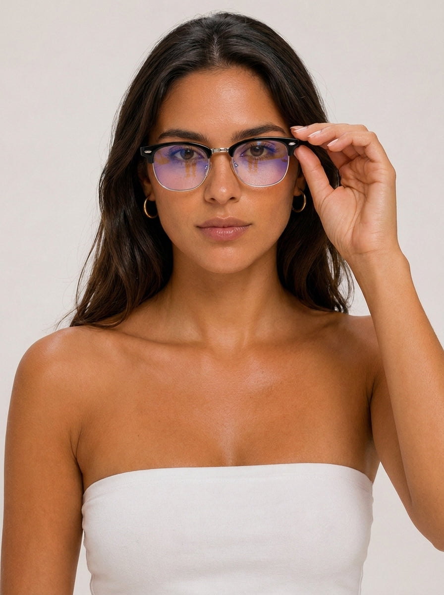 Puerto Varas Plata - modelo femenino ajustando los lentes