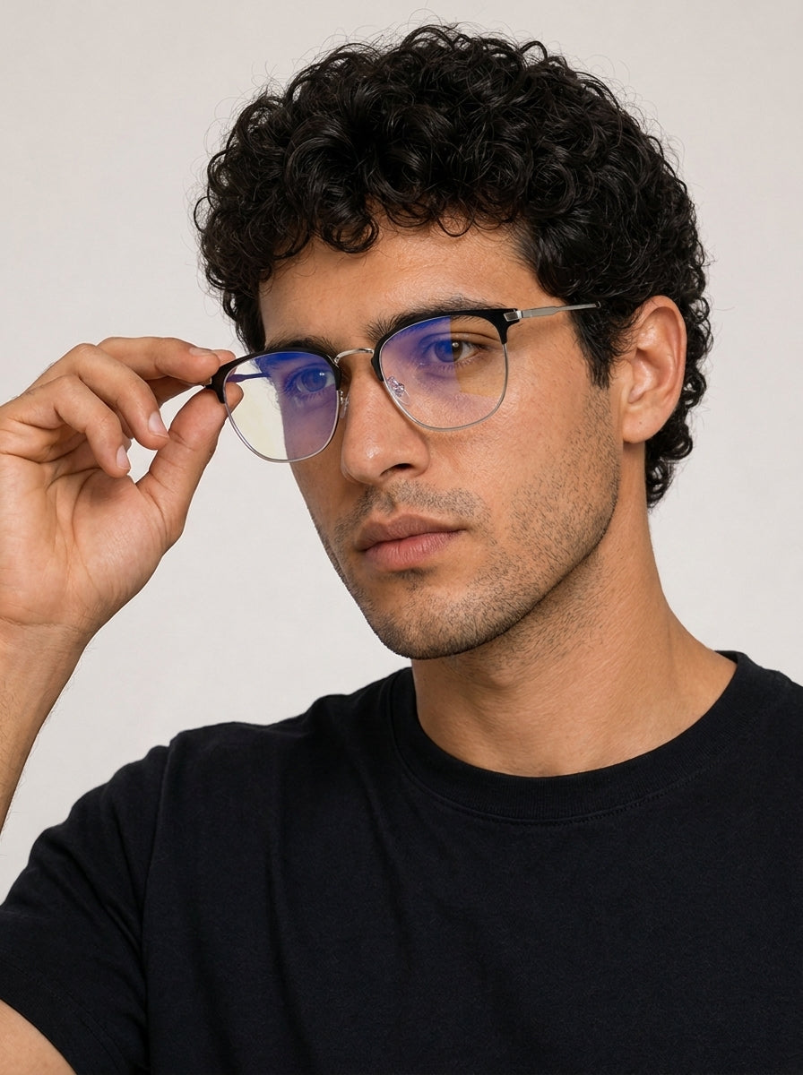 Puerto Varas Negro - modelo masculino ajustando los lentes
